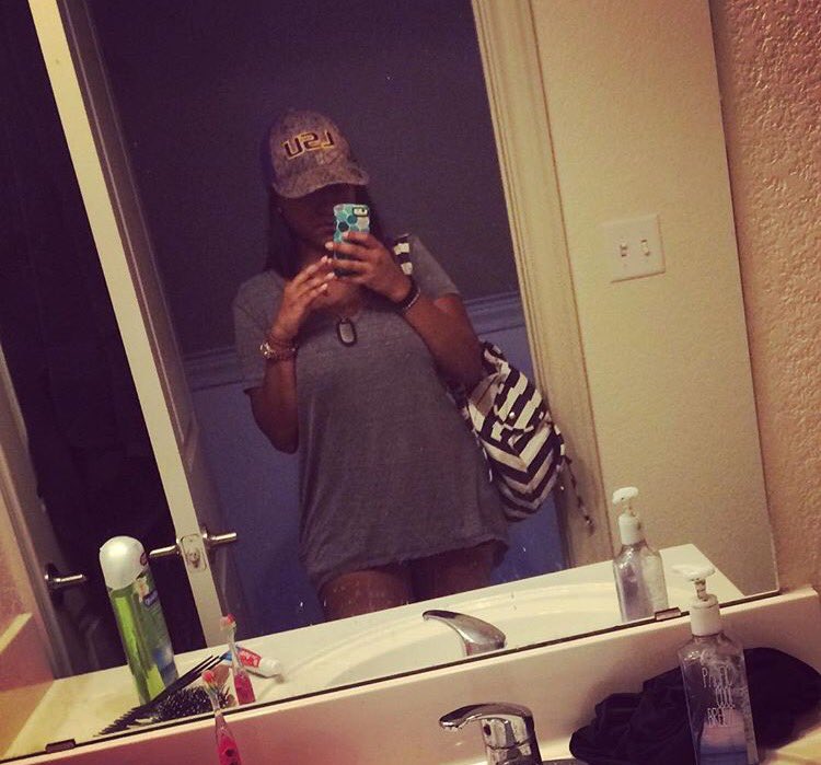 _keystothelexx's tweet photo. Am I too late? lol #LSUgirlsbreaktheinternet https://t.co/AahFoS6EQJ