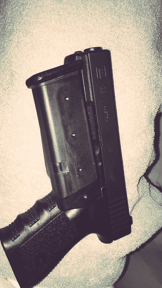 FreeFallFlows's tweet image. I'm paranoid that's why I keep that .40 when I'm shittin on Tha toilet starin hard will get yo azz hit-boosie