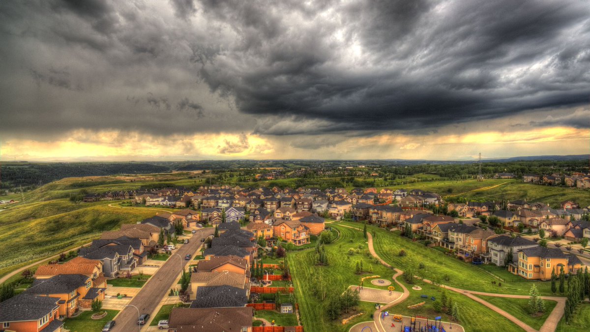 skyviewuav's tweet photo. The storm approaching Calgary from the west #yycstorm @660NEWS @paul_dunphy https://t.co/hPOS88PzFe