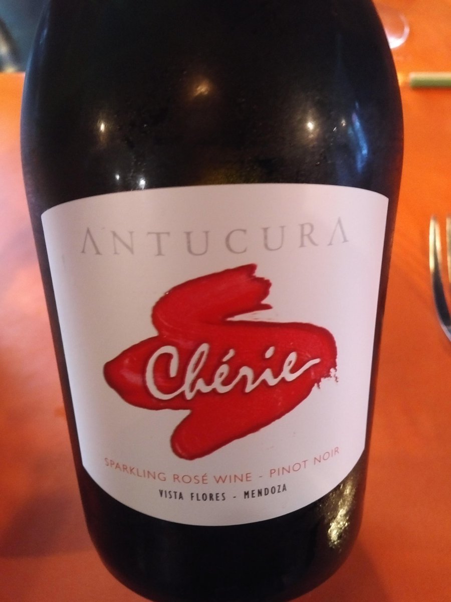 pdcolombo's tweet photo. Gran espumante de Pinot! #annebiancheri #antucura @BodegaAntucura @CasaAntucura @ColucciWines https://t.co/rxbdkmHTmC