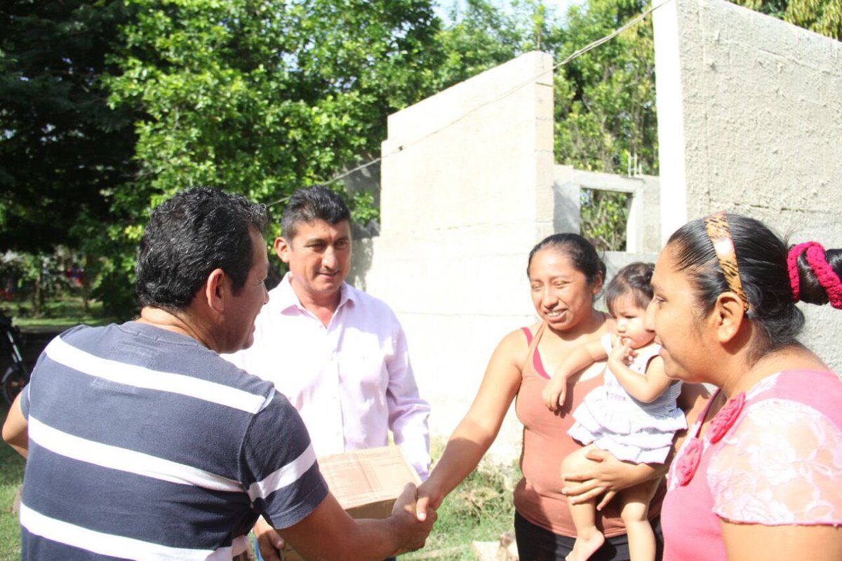 chepebacalar's tweet photo. Junto con @Alex_ZetinaA entregamos apoyos a las familias afectadas por las inundaciones pasadinaen #Bacalar https://t.co/OpoG87zLue