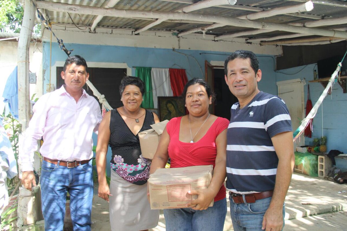 Junto con <a href="/Alex_ZetinaA/">Alexander Zetina Aguiluz</a> entregamos apoyos a las familias afectadas por las inundaciones pasadinaen #Bacalar