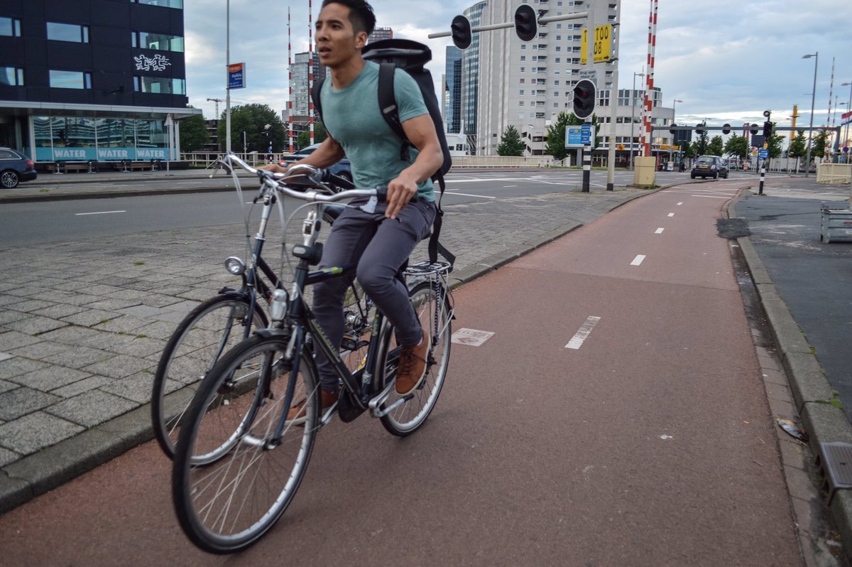 modacitylife's tweet image. Things we saw Rotterdammers effortlessly cycling with today: 1) An umbrella. 2) Another bike. 3) Dinner. 4) A buddy.