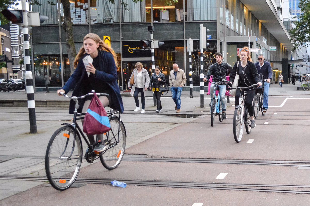 modacitylife's tweet image. Things we saw Rotterdammers effortlessly cycling with today: 1) An umbrella. 2) Another bike. 3) Dinner. 4) A buddy.