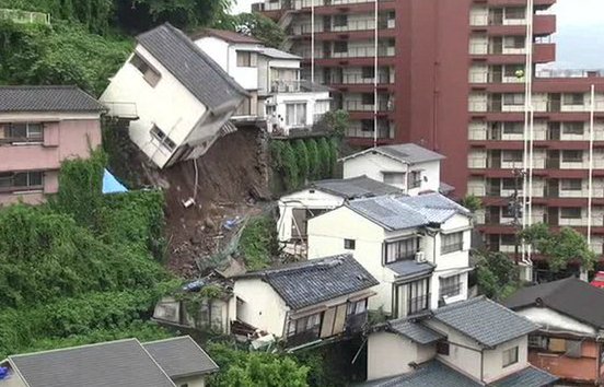 House topples over following Japanese #mudslide: bbc.in/295tKsS Jo