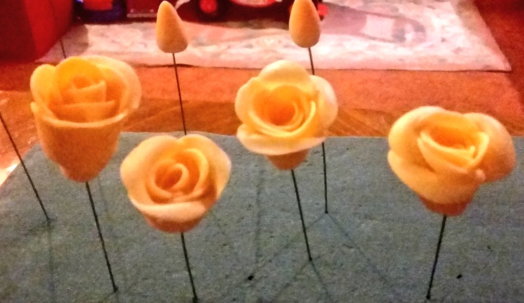 amybrooksamy's tweet photo. Crafty evening #roses #weddingcake #craftynight https://t.co/K5w0JQv8pS