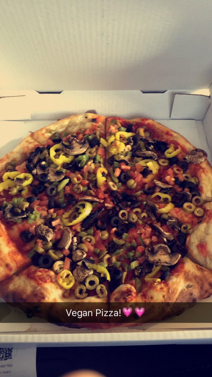whatemilyeats's tweet photo. Vegan pizza! 💪🏻 https://t.co/G5nloiBeXp