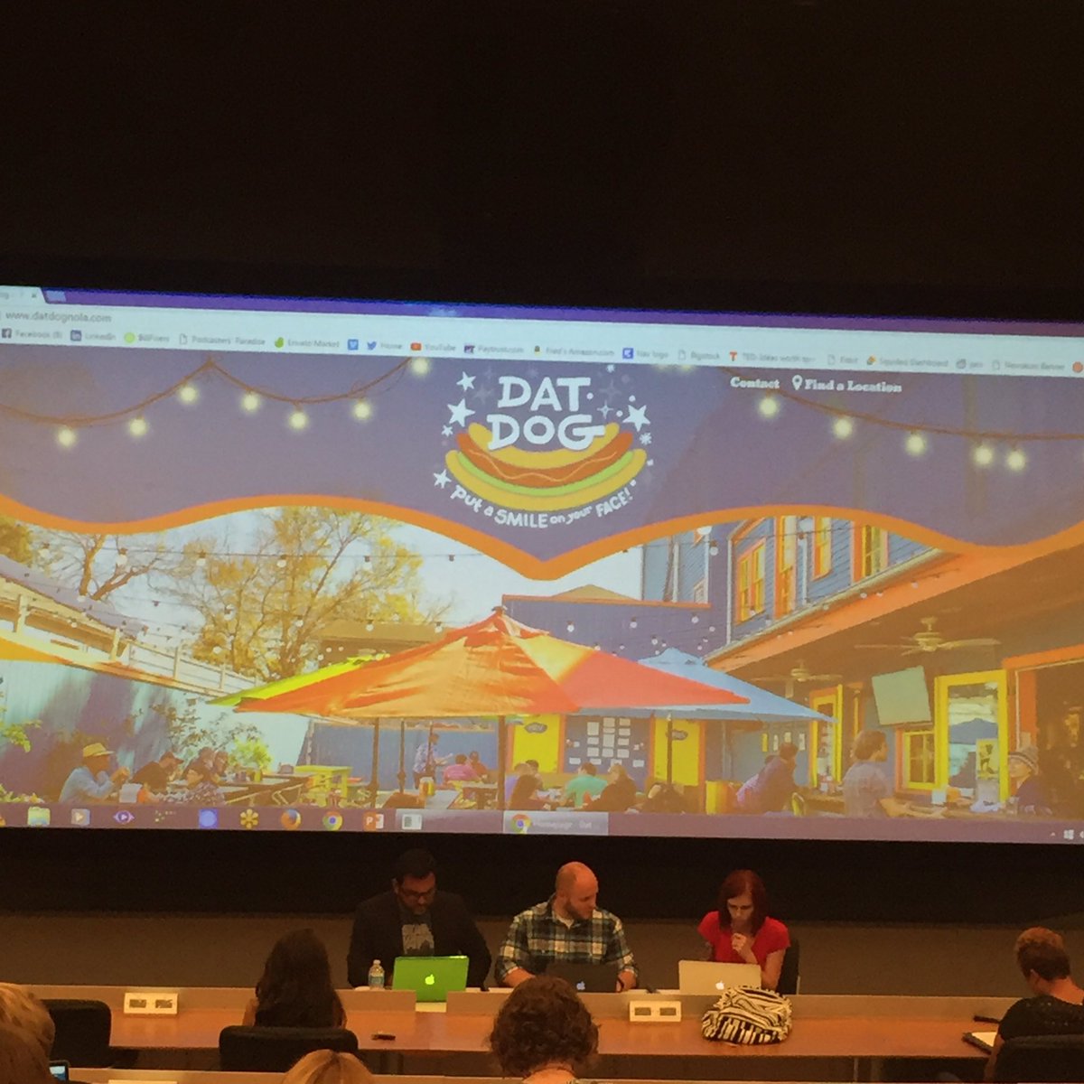 SMDayLFT's tweet photo. @datdognola is getting reviewed! And a collective "yummm" escapes the audience🌭 #SMDayLFT #SocialMediaDay https://t.co/pImSo4bLuV