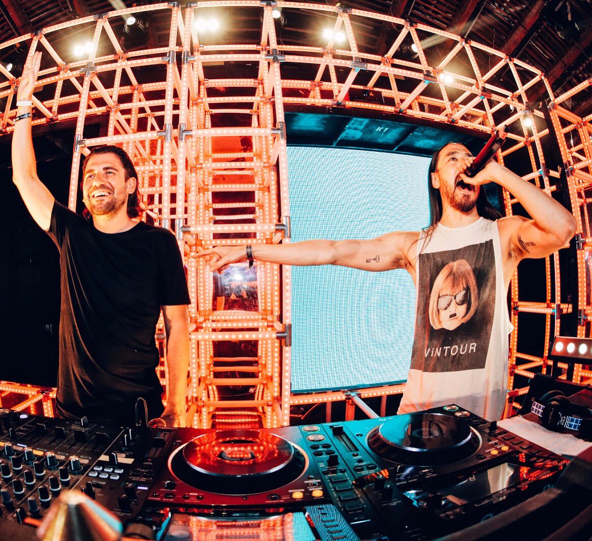 Hi everyone say hi to @dimitrivegas https://t.co/t0wkqs147a