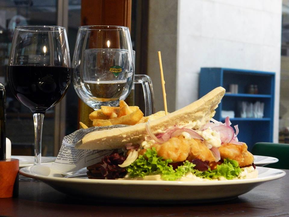 Los jueves ya nos pican las patitas por salir a comer y tomar algo, ¿cierto? Tenemos los mejores platos para ti.