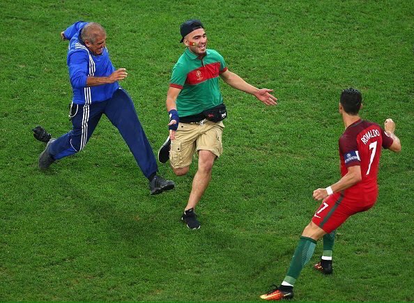 robertmarawa's tweet photo. Ronaldo's off-the-ball movement, highly impressive tonight!! Pitch invader tackled by 80yr old!! 👌🏾 https://t.co/uAx7uaPbfe
