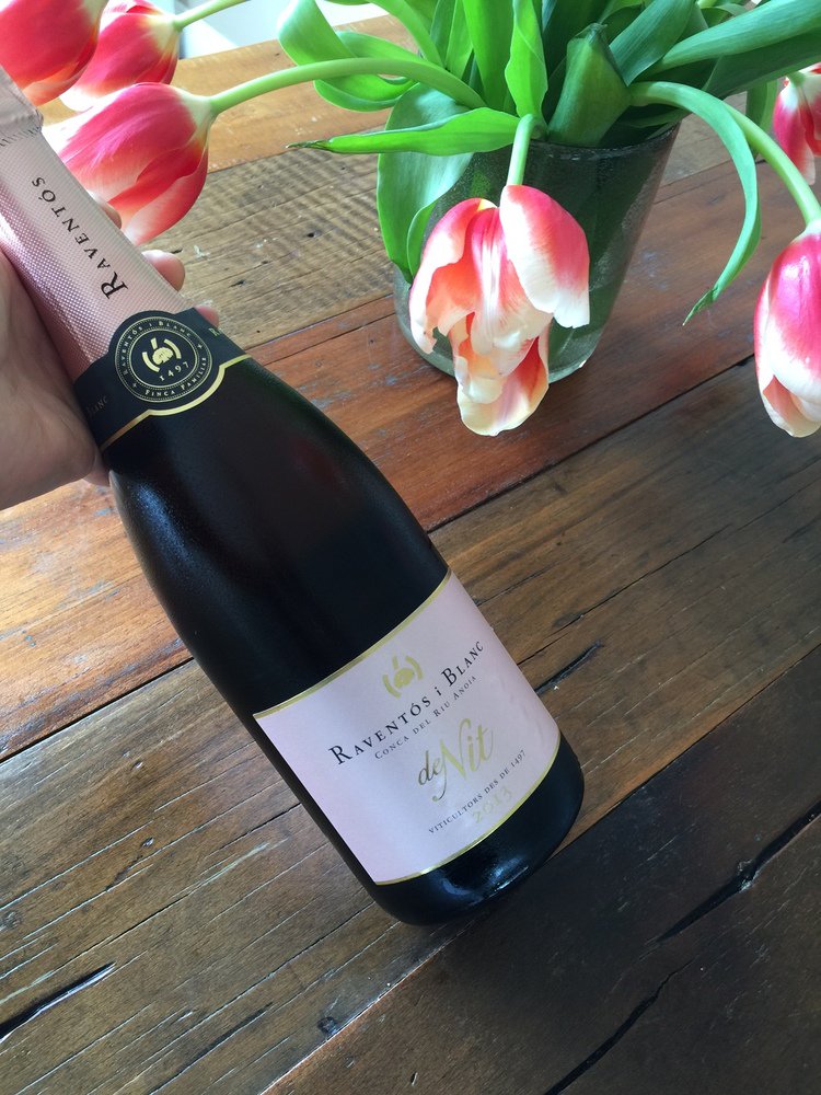 DomaineSomm's tweet photo. For a budget-friendly #sparklingwine made in the #Champagnemethod try #Cava #sommtips #wine https://t.co/7nURVQ2Wps https://t.co/pXjEZZGxwt