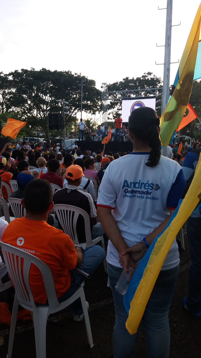 JLCRCaroni's tweet photo. Juventud en asamblea de ciudadanos. #RescatemosLaDemocracia  #CambioIndetenible https://t.co/nMcj43k2QN