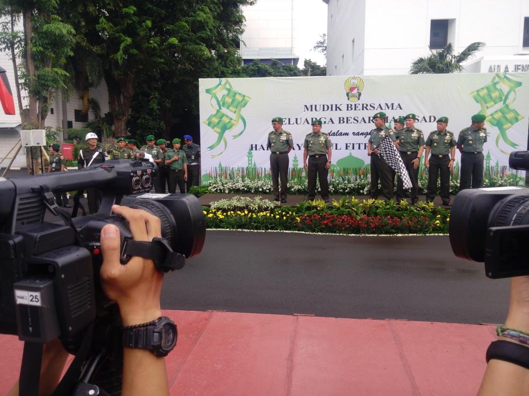 Usai lepas 18 bus mudik utk prajurit &amp; PNS TNI AD, WaKasAD: Jgn ad arogansi dlm perjalanan mudik.
#mudikasyiktvri