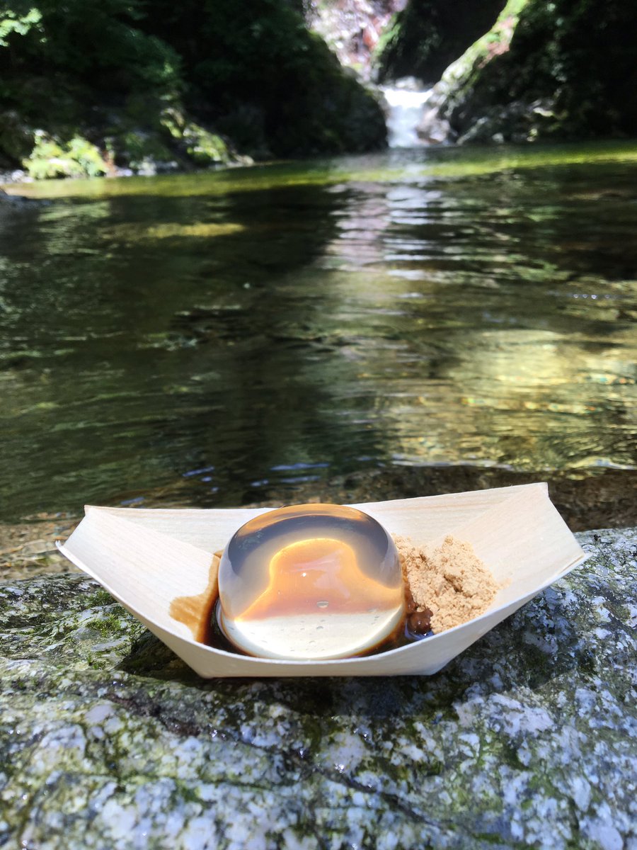 金精軒 天気が良かったので店の近くにある川でおやつを食べました 金精軒 天気が良かったので店の近くにある川でおやつを食べました