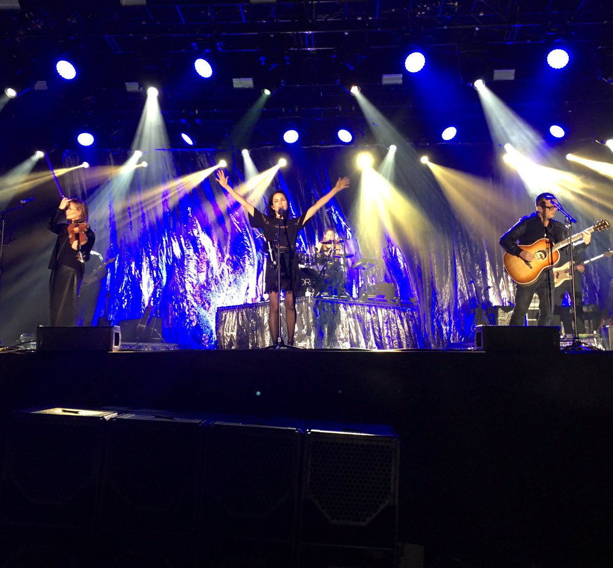 Fantastic to see <a href="/TheCorrsMUsic/">The Corrs</a> in my home town tonight! Can't wait for Kew in a couple of weeks! #whitelighttour