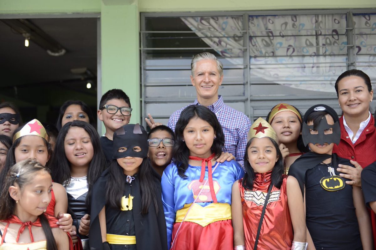 alfredodelmazo's tweet photo. Ellos siempre serán nuestros héroes. Hoy entregué materiales para una escuela en Valle de #Chalco con @AlmaLiliaLuna https://t.co/KueYp6tpcH