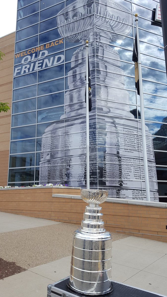 keeperofthecup's tweet photo. "Welcome back Old Friend!" Great sign. Great photo.  #stanleycup @penguins @NHL @HockeyHallFame https://t.co/ger4akkbhf