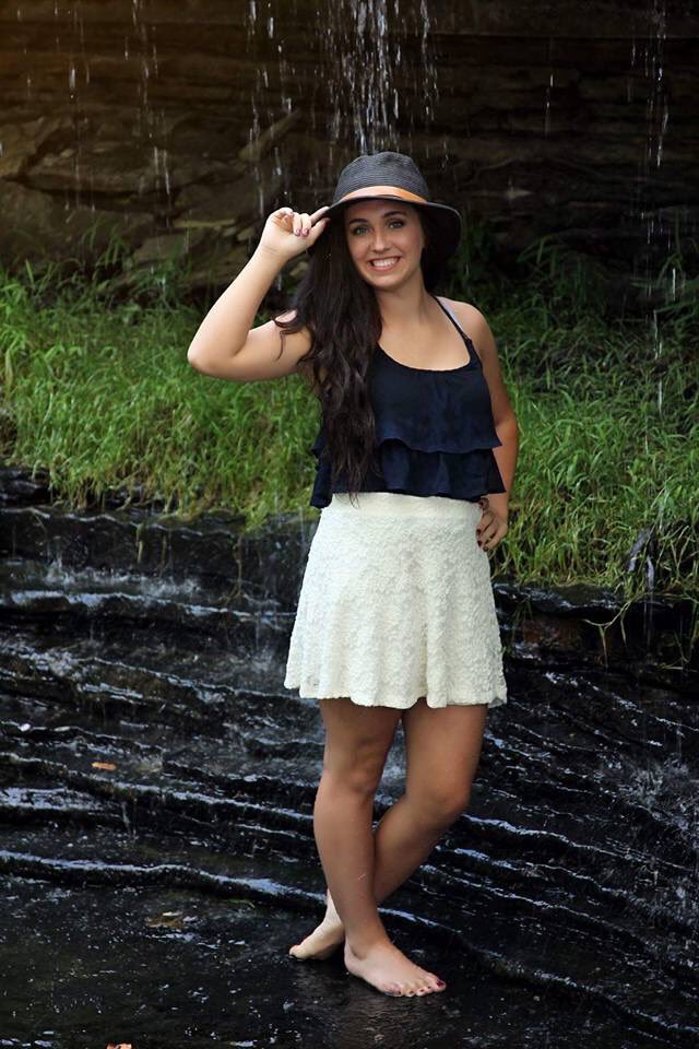 DesSlone's tweet photo. Holly Gee photography :) #seniorrep https://t.co/PAgyEvL2lI