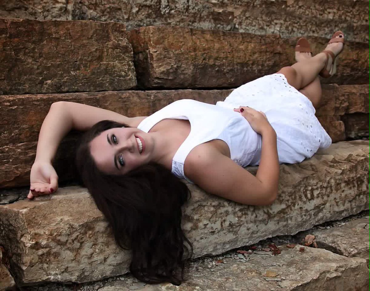 DesSlone's tweet photo. Holly Gee photography :) #seniorrep https://t.co/PAgyEvL2lI