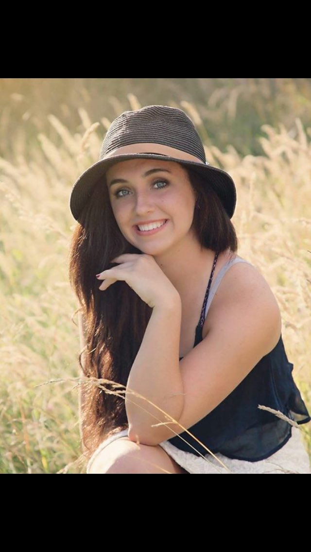 DesSlone's tweet photo. Holly Gee photography :) #seniorrep https://t.co/PAgyEvL2lI