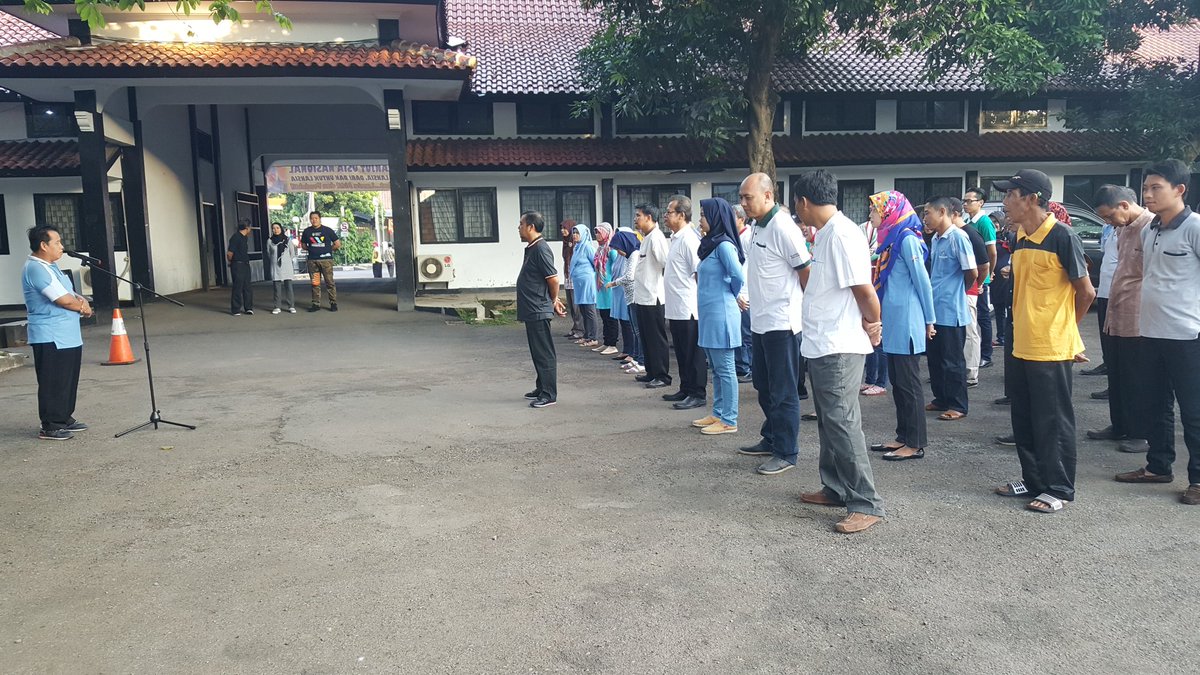 fuadanol's tweet photo. @DediMulyadi71 @dkk_purwakarta apel pagi dinkes terakhir sebelum mudik tgl 1 juli 2016 https://t.co/TpBLcaXytS