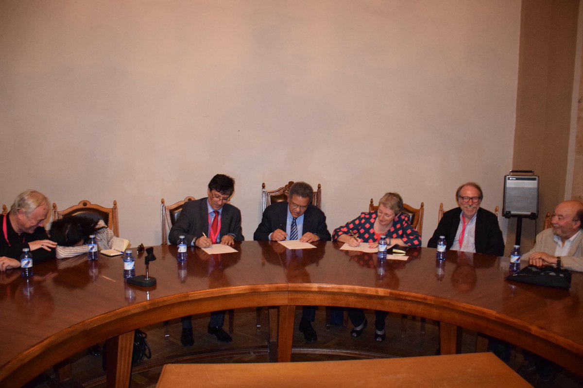 LeonelFernandez's tweet photo. Participando en #CEISAL2016 firmamos un convenio de colaboración entre la @eulacfoundation que presido y @ceisal2016 https://t.co/sskBpI23CI