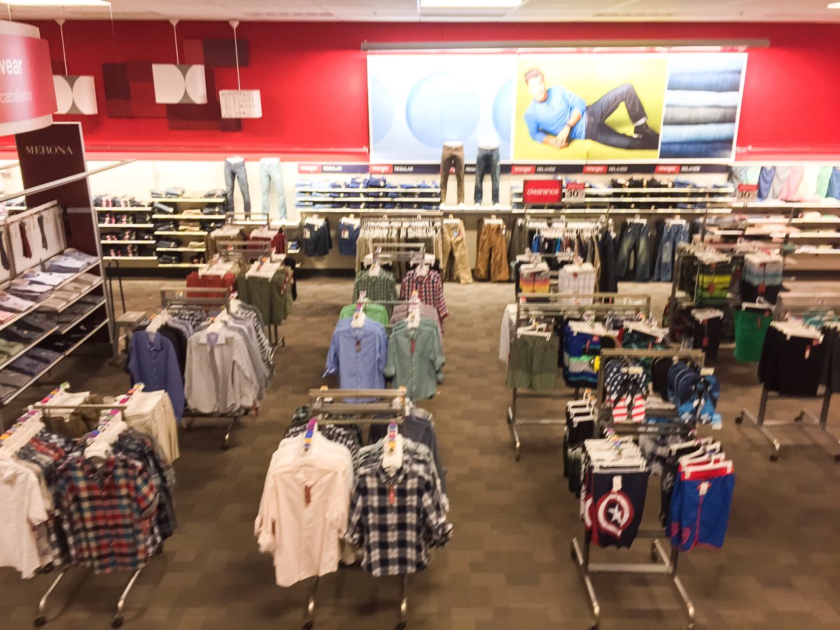 Reinvented the Men's floorpad - knowing our guests is knowing our business👍🏼 #t2803 #bebold #vmtl  #graphicwall
