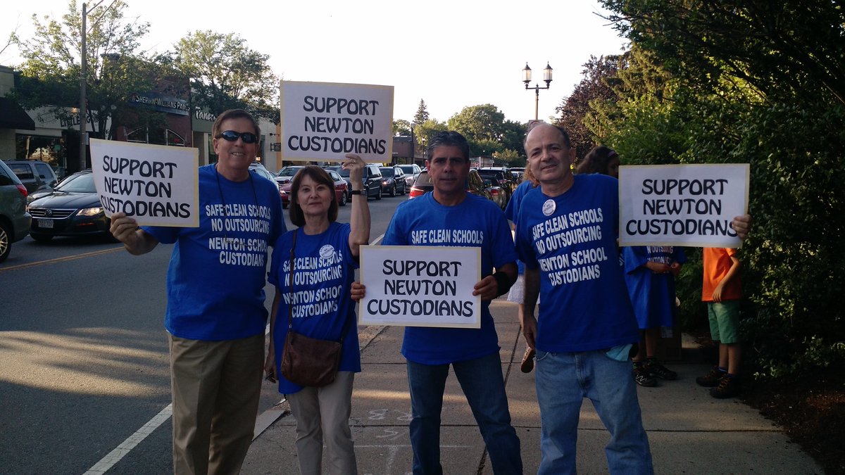 NewtonDems_MA's tweet image. @MayorWarren we need you. Nearly 80 ppl tonite in Newton Centre standing with Custodians #nooutsourcing #mapoli