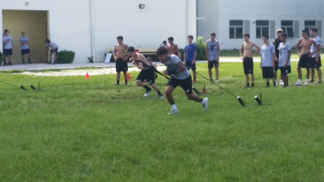 FergusonFalcons's tweet photo. Falcon football team working hard. Coaches building strength, teamwork, and character. #falconpride https://t.co/QWE3DxwIkw