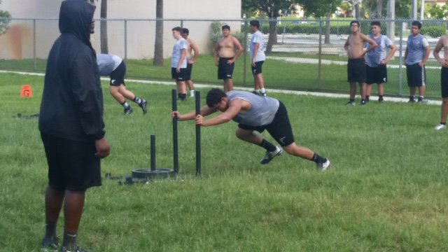 FergusonFalcons's tweet photo. Falcon football team working hard. Coaches building strength, teamwork, and character. #falconpride https://t.co/QWE3DxwIkw