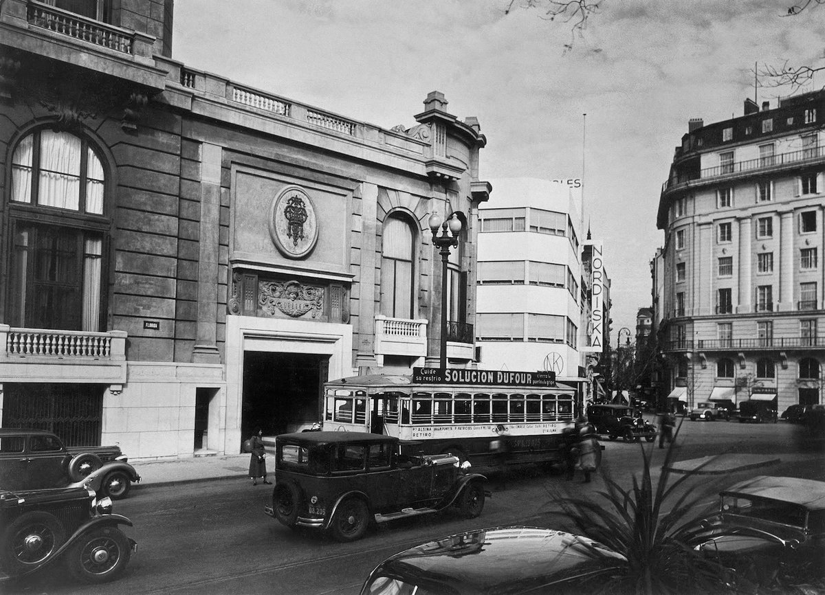 Entrada al Plaza Hotel, Florida y Marcelo T. de Alvear, Buenos Aires, 1936. Foto de Horacio Coppola #RayoArte