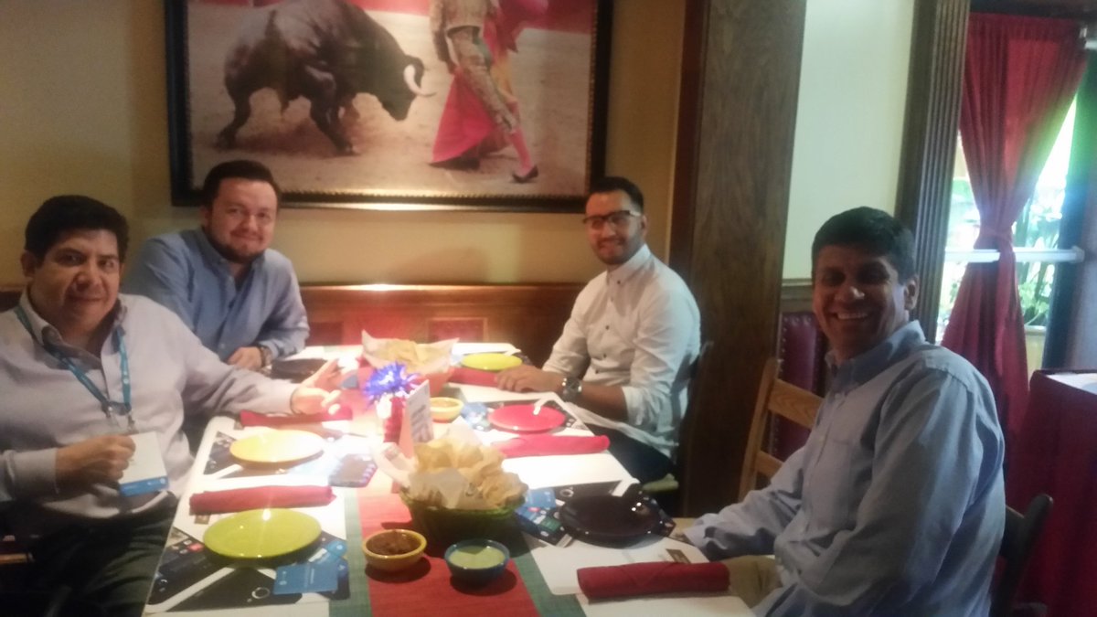 luciamecott's tweet photo. #HPMobility #HPLAMobilityForum #netwarmonitor #BlueMessaging #Microsoft cenando!!! https://t.co/nxQ0qcZW1k
