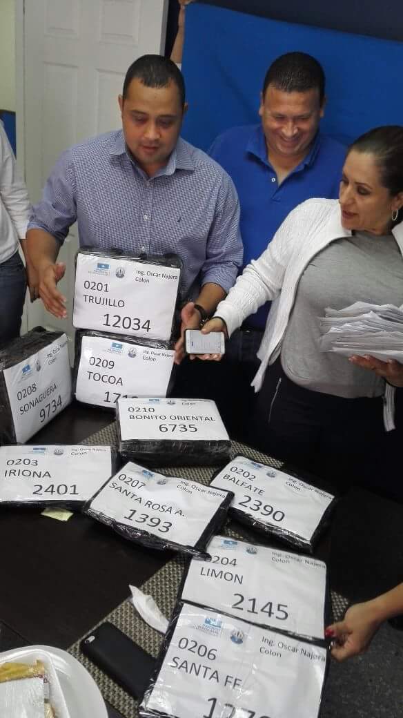 FutFemColon's tweet photo. Meta Superada, #Colón entrega las Firmas Consulta Popular del @NacionalPartido @JuanOrlandoH @OscarNajeraZ https://t.co/pFKT3IgDrI