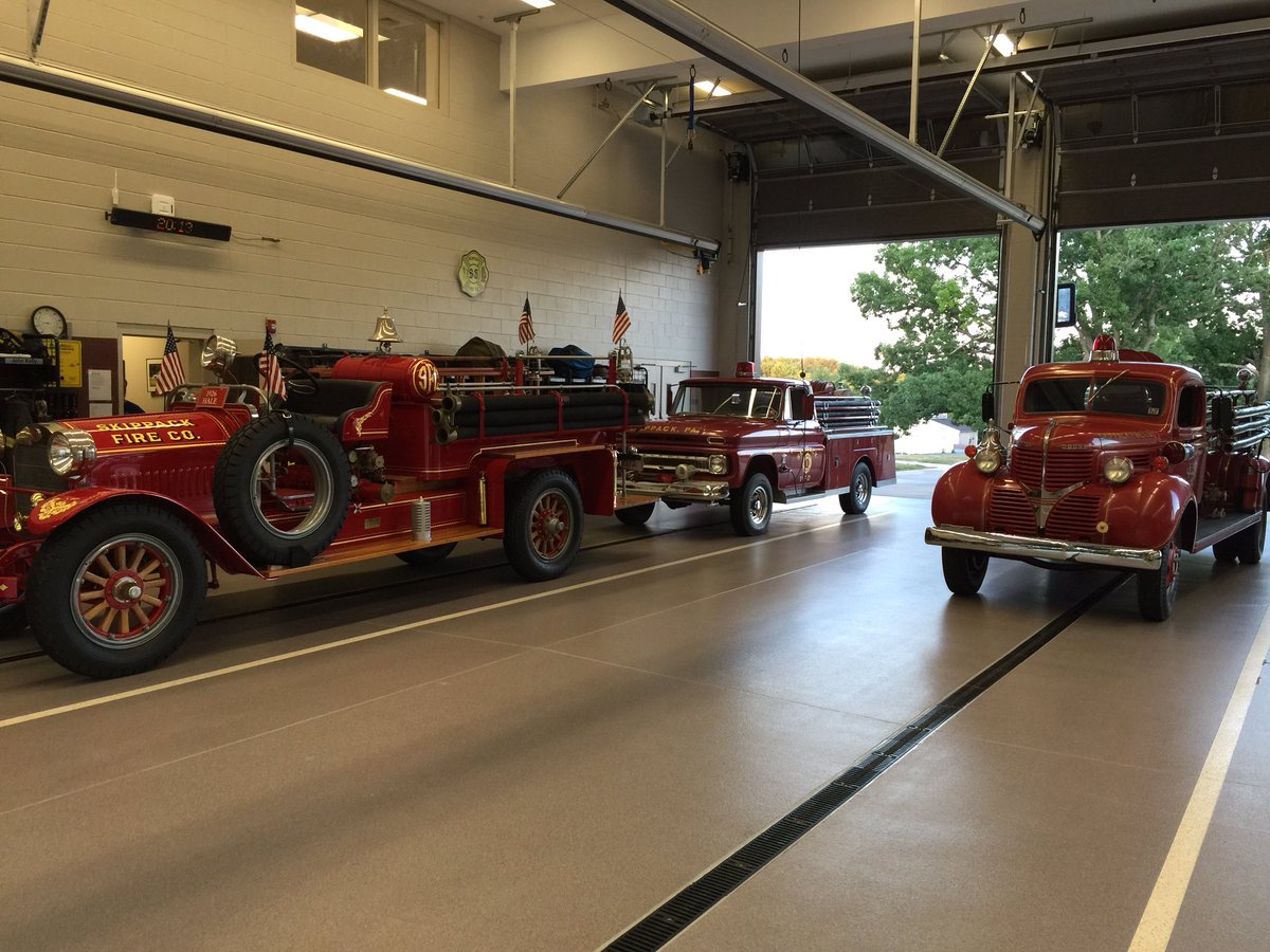 skippackfire's tweet photo. Not the first parade for these red pieces of apparatus. https://t.co/PyKvlMi94b