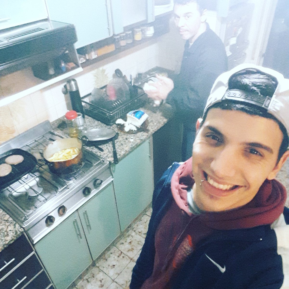 tomaspeco93's tweet photo. A falta de mama que se fue a lo de una amiga,hoy cocina papa DIOS SE APIADE DE MI AJJAJAAJAJAAJA amor eterno viejo 😍 https://t.co/8AxHhqVOcL