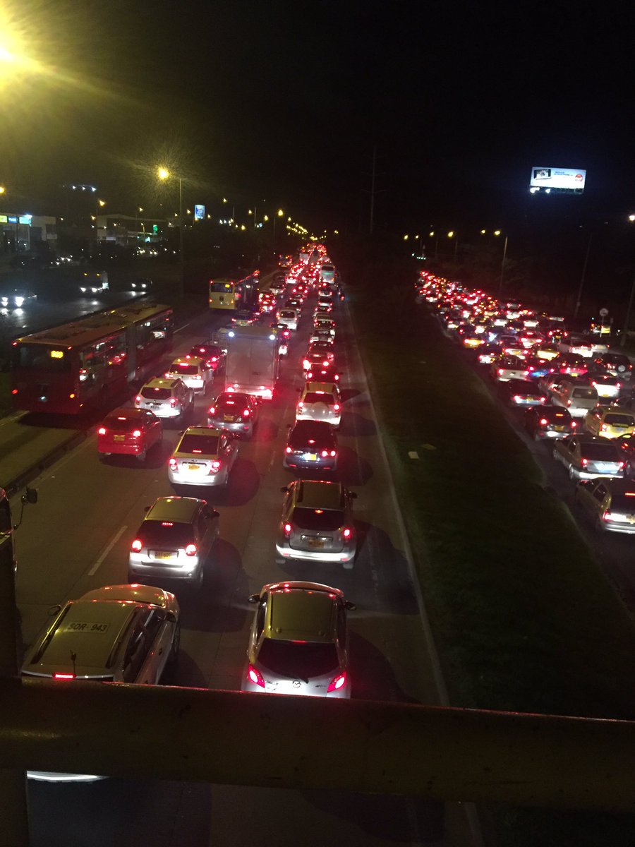 EccehomoSetrina's tweet image. El trancón en la autopista norte es tan impresionante que parece que el alcalde todavía fuera Petro.