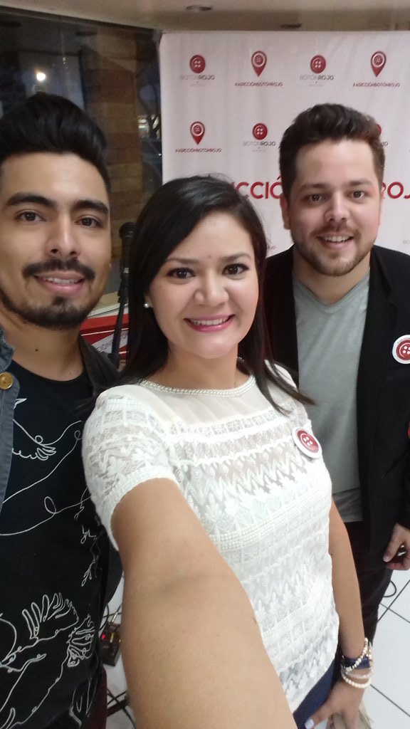 Con los amigos de <a href="/eterno_viernes/">Eterno Viernes</a> 😋🎤🎶❤👠👞 #BotonRojo