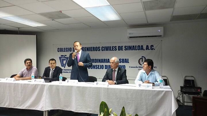 puroAaronIrizar's tweet photo. Para el senador @AaronIrizar fue un honor estar con el colegio de ingenieros civiles de #Sinaloa A.C. @EPN https://t.co/2xUHGIaeFb