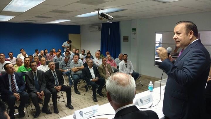 puroAaronIrizar's tweet photo. Para el senador @AaronIrizar fue un honor estar con el colegio de ingenieros civiles de #Sinaloa A.C. @EPN https://t.co/2xUHGIaeFb