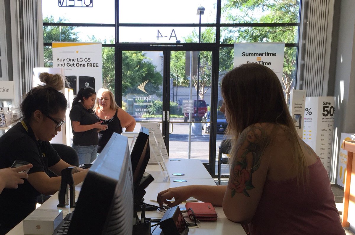 novoaRISEUP's tweet photo. Switch to Sprint and SAVE 50% on your bill! Come in and see us! #BEATCOR 🎉 #ThankfulThursday https://t.co/AGjQa3uasB