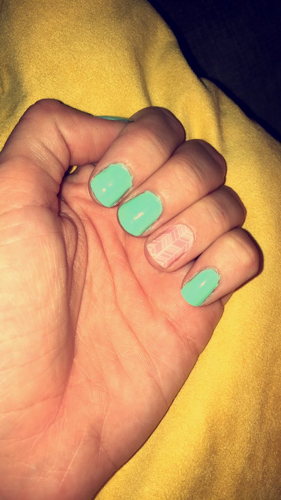 kelseysammy11's tweet photo. Seriously so in love with my nails😍 #jamberry https://t.co/31eteHxahA