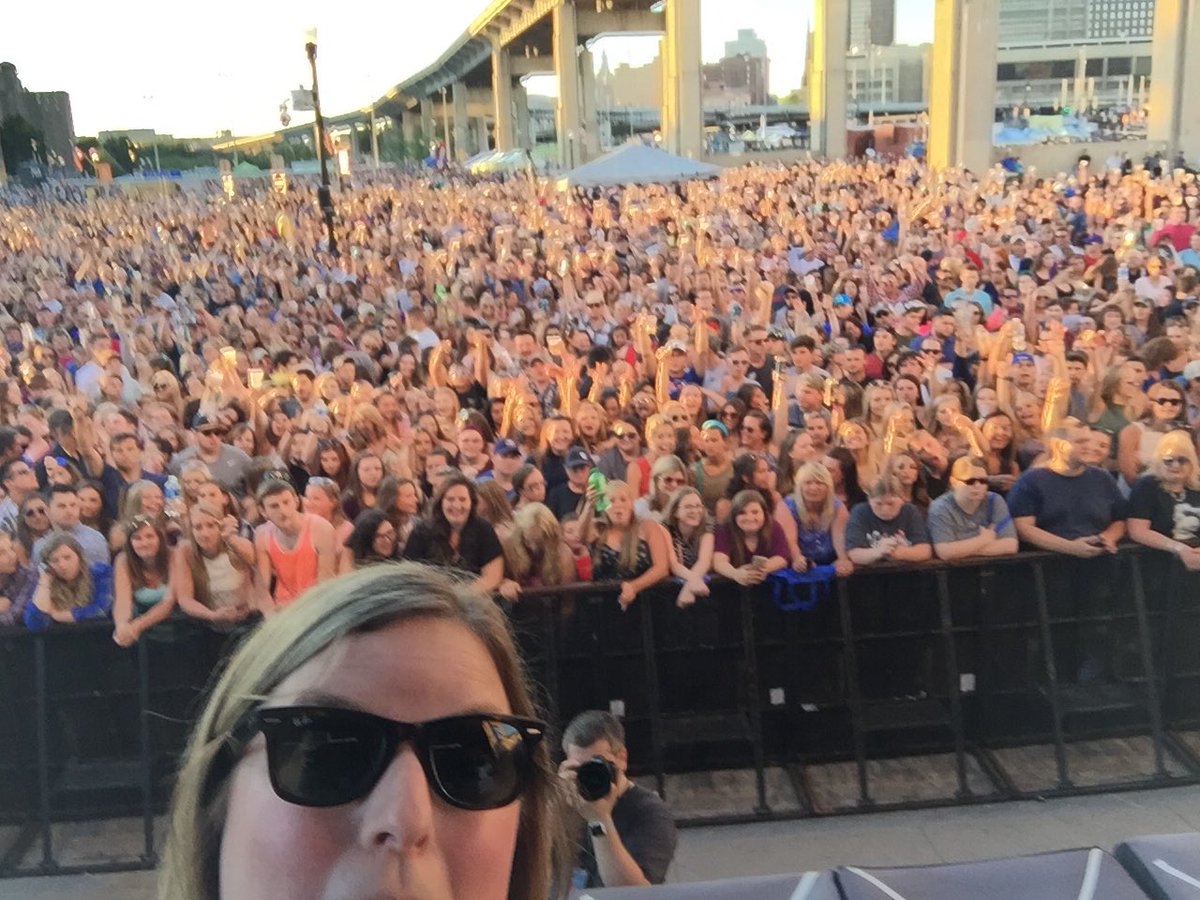 Liz_Mantel's tweet photo. #Buffalo! You showed up for @FrankieBallard at @CanalsideBflo! #GoodLookinGroup @1065WYRK #CanalsideConcertSeries https://t.co/TkXGKlnT7n