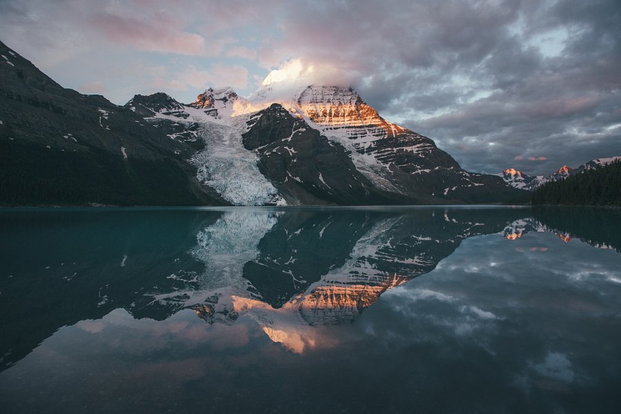 500px's tweet photo. Sunrise at Berg Lake, the highest peak in the Canadian Rockies by @FurstyPhoto: https://t.co/2d5zzRNN9k #travel https://t.co/3VO9OazSph