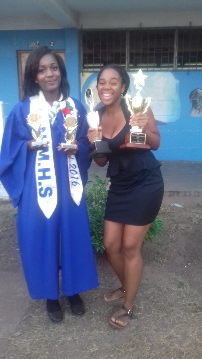 haillezoe's tweet photo. I dont even know how to describe the feeling!!! #MerakiGirlsGraduate https://t.co/HOD6vTklje
