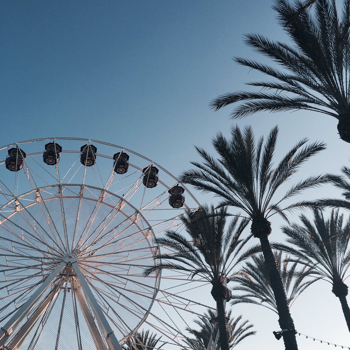 OhHeyAry's tweet photo. @FIDM IRVINE SPECTRUM. if the giant wheel isn't motivation enough to go here idk what is. #FIDMSummer https://t.co/xPrV9ZdC56