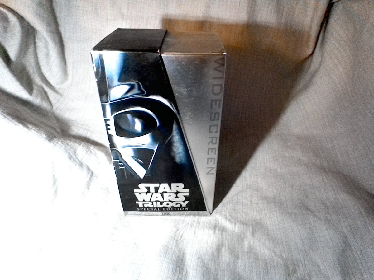 advocateinc4you's tweet photo. Could you believe someone threw away these #Starwars #VHS #movies??!?! For shame!! #crazycrap https://t.co/AXPa6Dr58i