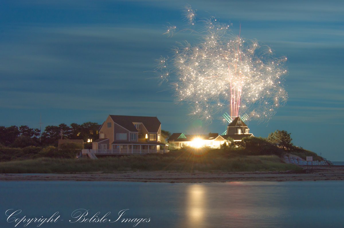 abelisle4's tweet photo. @susantran you're a photographer. Illegal fireworks, while dangerous, can make a picture impressive. #puretiming https://t.co/BnXQF4oMgj