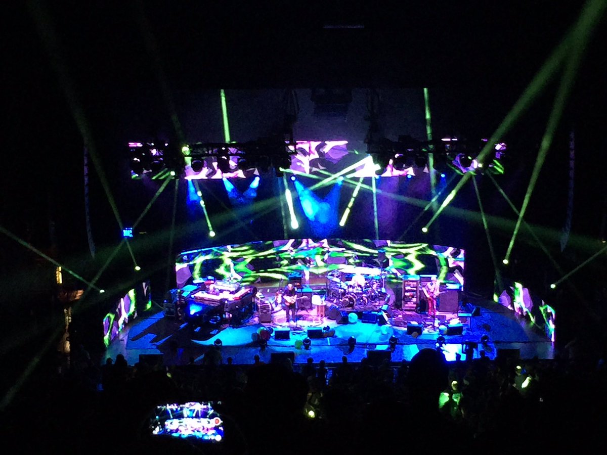 dangledmystash's tweet photo. The new light rig is so sick https://t.co/jSHa6rLB5Q