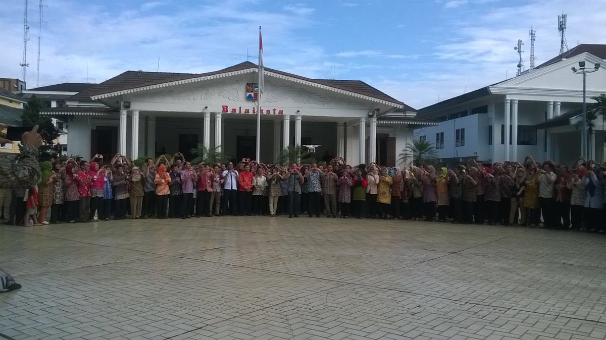 PemkotaBogor's tweet photo. Bersama para pegawai Pemkot Bogor Rayakan kemenangan WeLoveBogor #WeLoveBogor https://t.co/te5lYXCc21